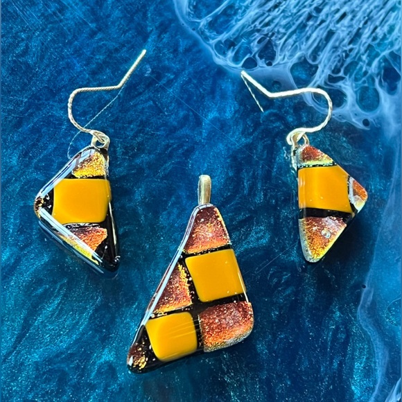 Bonnie’s Bling One of a Kind Fused Glass Jewelry and Accessories to Wear. - Picture 7 of 10